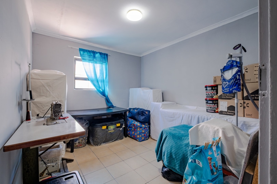 5 Bedroom Property for Sale in Lentegeur Western Cape
